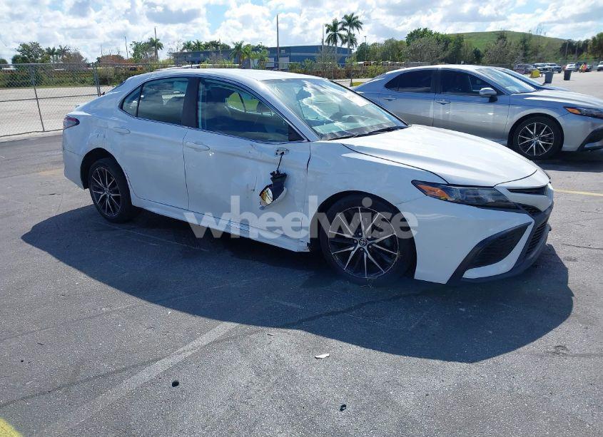 2022 Toyota Camry SE (VIN 4T1G11AKXNU659281) main photo