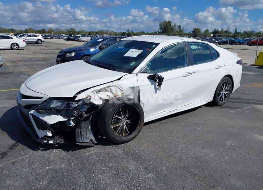 Photo 2 of 2022 Toyota Camry SE (VIN 4T1G11AKXNU659281)