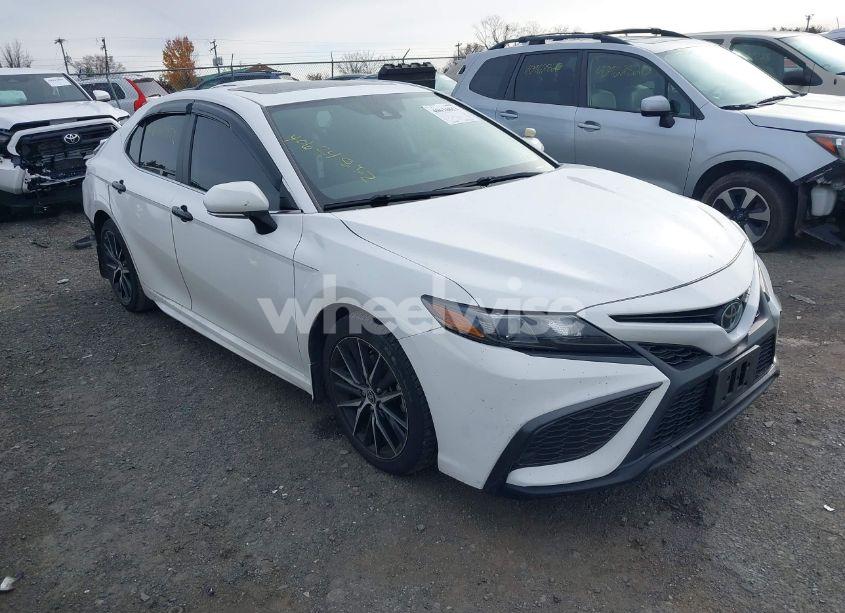 2022 Toyota Camry SE (VIN 4T1G11AKXNU709421) main photo
