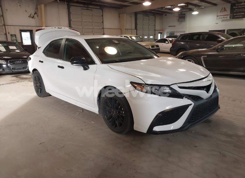 2022 Toyota Camry SE (VIN 4T1G11AKXNU709645) main photo