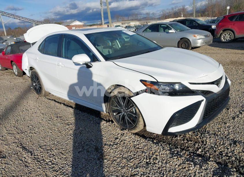 2024 Toyota Camry SE (VIN 4T1G11AKXRU245665) main photo