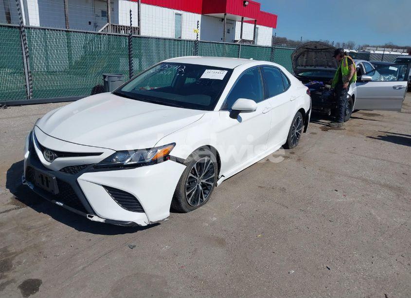 Photo 2 of 2020 Toyota Camry SE AWD (VIN 4T1G11BK2LU008707)