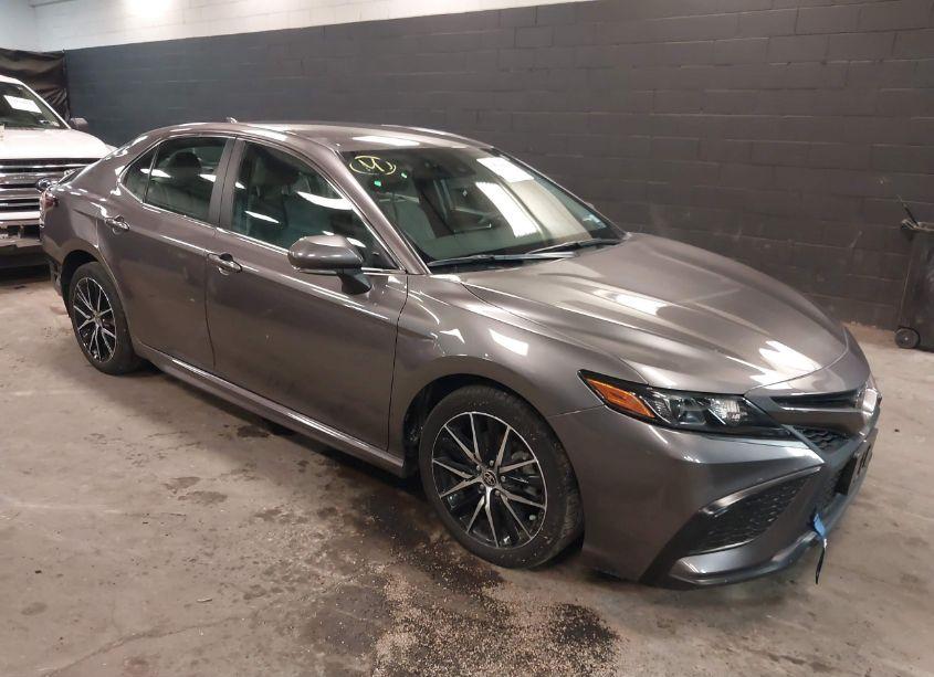 2024 Toyota Camry SE (VIN 4T1G11BK6RU110813) main photo