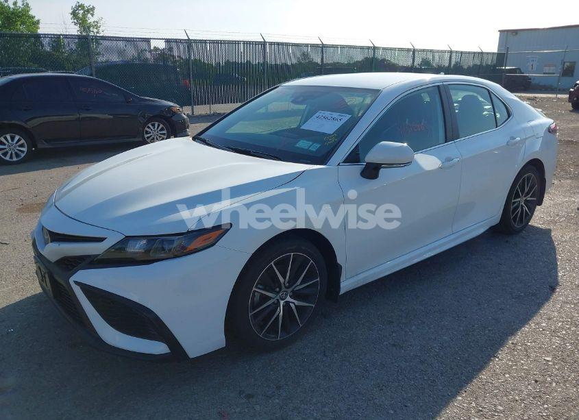 Photo 2 of 2024 Toyota Camry SE (VIN 4T1G11BK6RU121908)