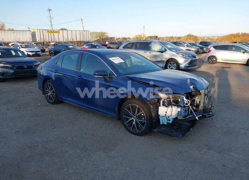 2024 Toyota Camry SE (VIN 4T1G11BK8RU111428) main photo