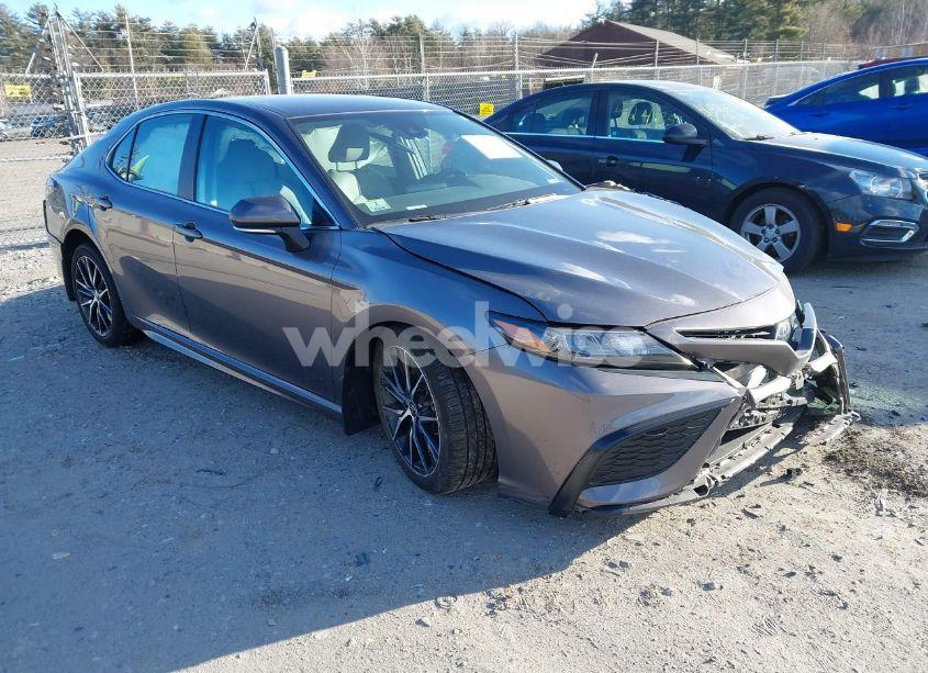 2024 Toyota Camry SE (VIN 4T1G11BKXRU117683) main photo