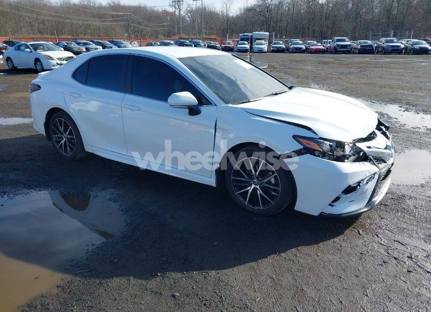 2024 Toyota Camry SE (VIN 4T1G11BKXRU127971) main photo