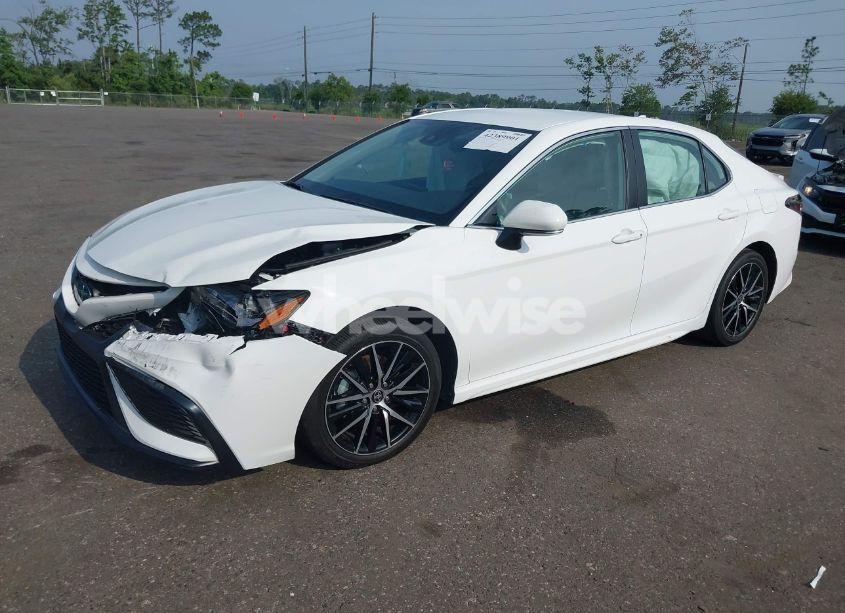 Photo 2 of 2024 Toyota Camry HYBRID SE (VIN 4T1G31AK9RU068746)