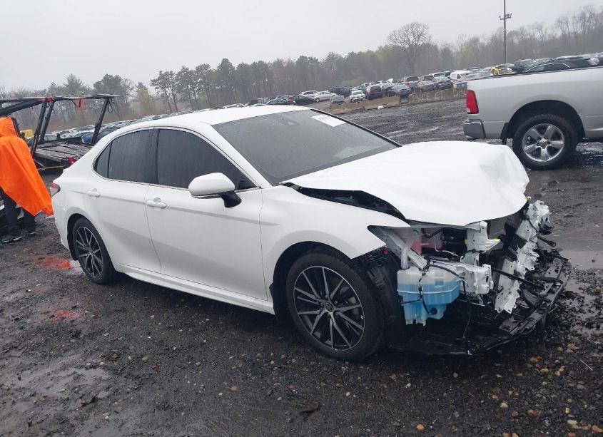 Photo 13 of 2024 Toyota Camry HYBRID SE (VIN 4T1G31AKXRU063474)