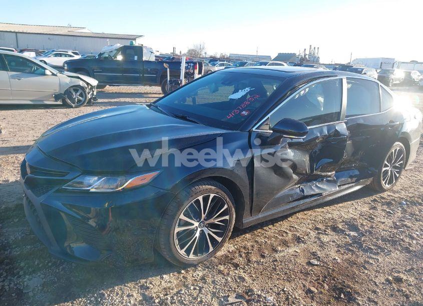 Photo 2 of 2020 Toyota Camry SE (VIN 4T1J11AK0LU915396)