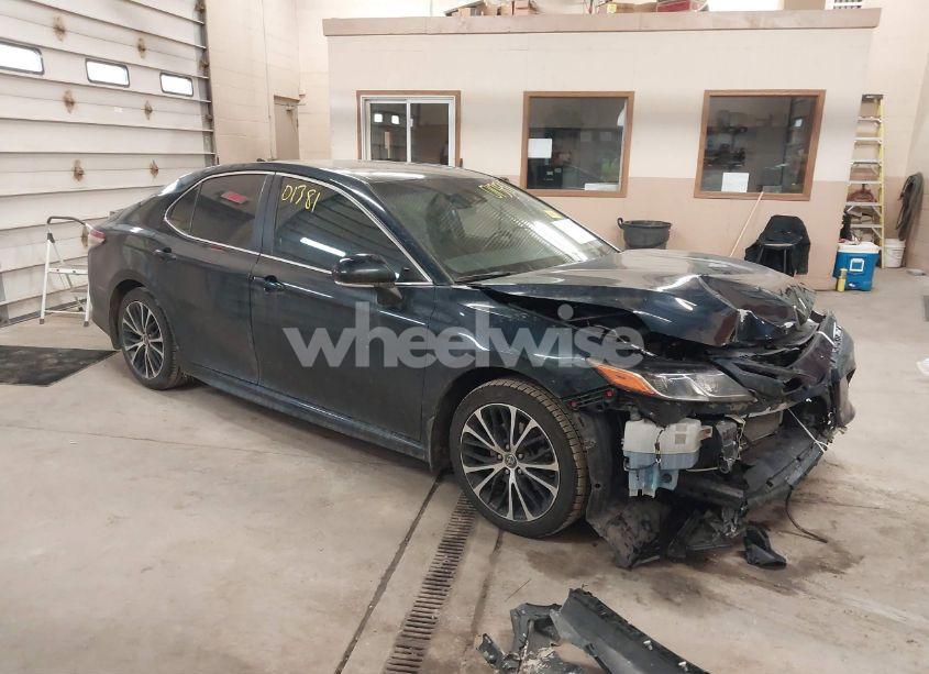 2020 Toyota Camry SE (VIN 4T1J11AK9LU864660) main photo