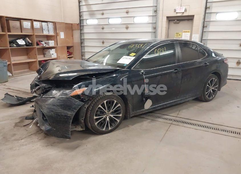 Photo 2 of 2020 Toyota Camry SE (VIN 4T1J11AK9LU864660)