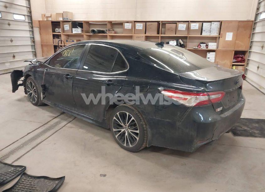 Photo 3 of 2020 Toyota Camry SE (VIN 4T1J11AK9LU864660)