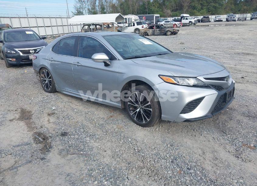 2020 Toyota Camry SE (VIN 4T1J11AKXLU879877) main photo