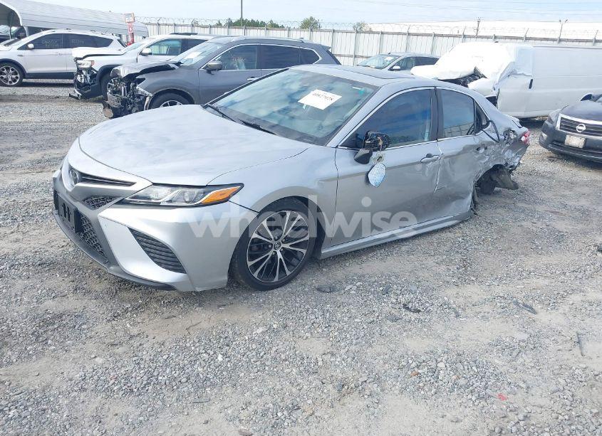 Photo 2 of 2020 Toyota Camry SE (VIN 4T1J11AKXLU879877)