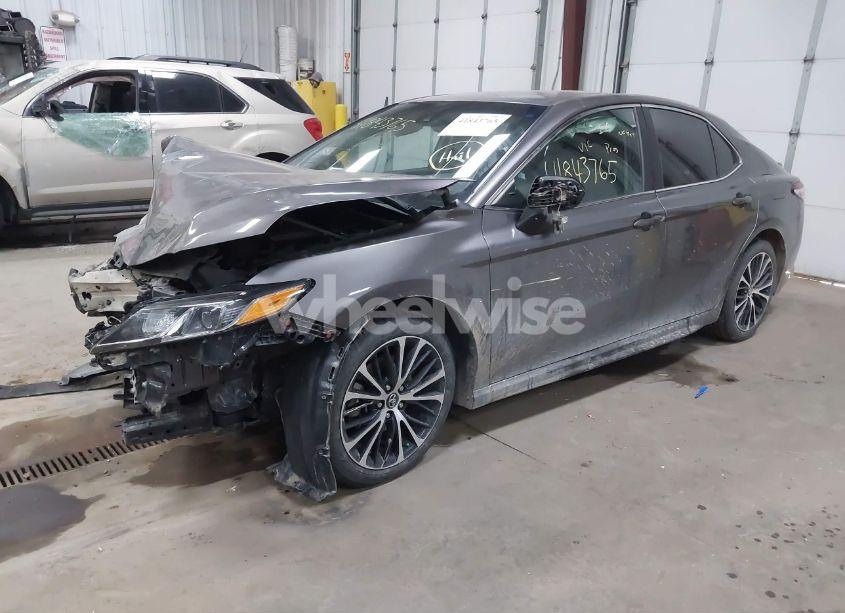 Photo 2 of 2020 Toyota Camry SE (VIN 4T1J11AKXLU922887)