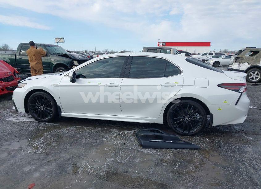 Photo 14 of 2021 Toyota Camry XSE HYBRID (VIN 4T1K31AK1MU564966)
