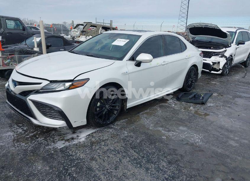 Photo 2 of 2021 Toyota Camry XSE HYBRID (VIN 4T1K31AK1MU564966)