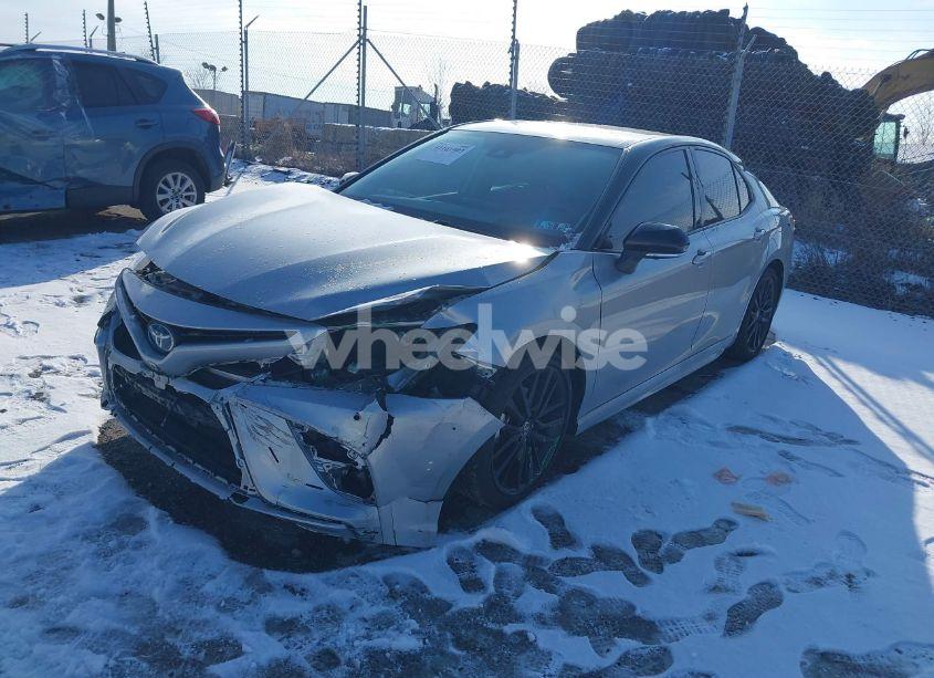 Photo 2 of 2022 Toyota Camry XSE HYBRID (VIN 4T1K31AK1NU036880)