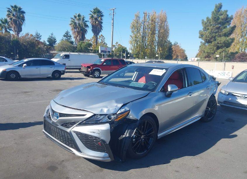 Photo 2 of 2022 Toyota Camry XSE HYBRID (VIN 4T1K31AK4NU597817)