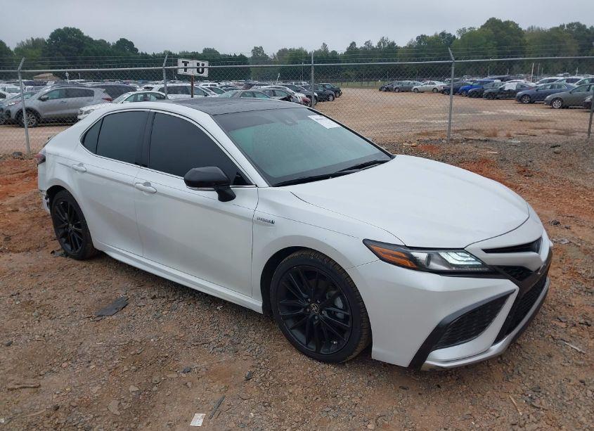 2021 Toyota Camry XSE HYBRID (VIN 4T1K31AK8MU566360) main photo