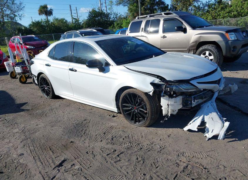 2022 Toyota Camry XSE HYBRID (VIN 4T1K31AK9NU572881) main photo