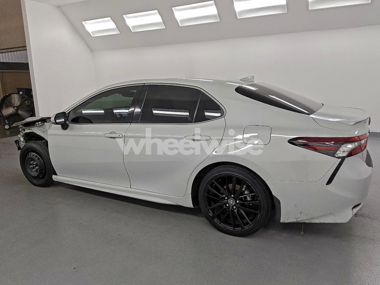 Photo 2 of 2022 TOYOTA CAMRY XSE (VIN 4T1K61AK1NU008794)