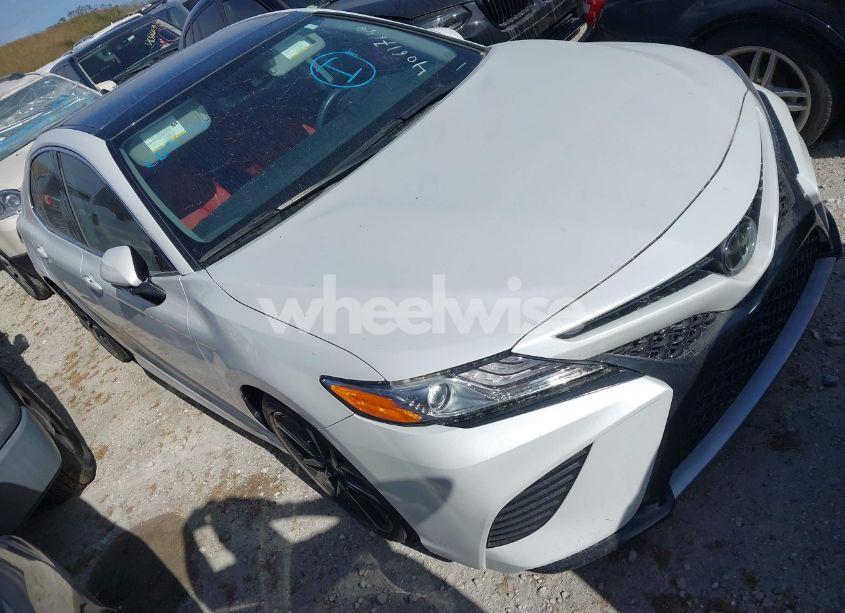 2020 Toyota Camry XSE (VIN 4T1K61AK3LU877068) main photo