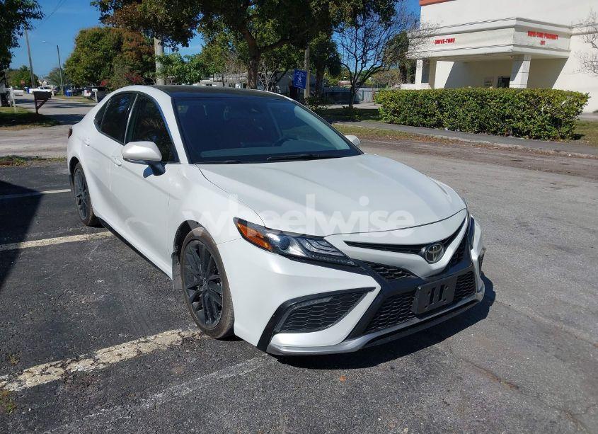 2022 Toyota Camry XSE (VIN 4T1K61AK3NU032837) main photo