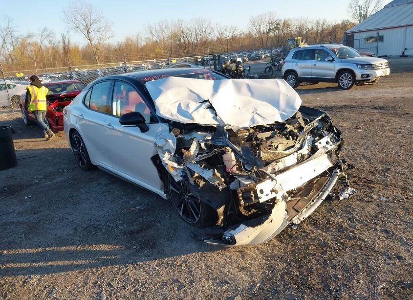 2020 Toyota Camry XSE (VIN 4T1K61AK4LU330147) main photo