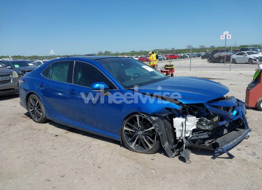 2020 Toyota Camry XSE (VIN 4T1K61AK4LU351418) main photo