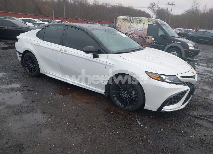 2021 Toyota Camry XSE (VIN 4T1K61AK6MU423513) main photo