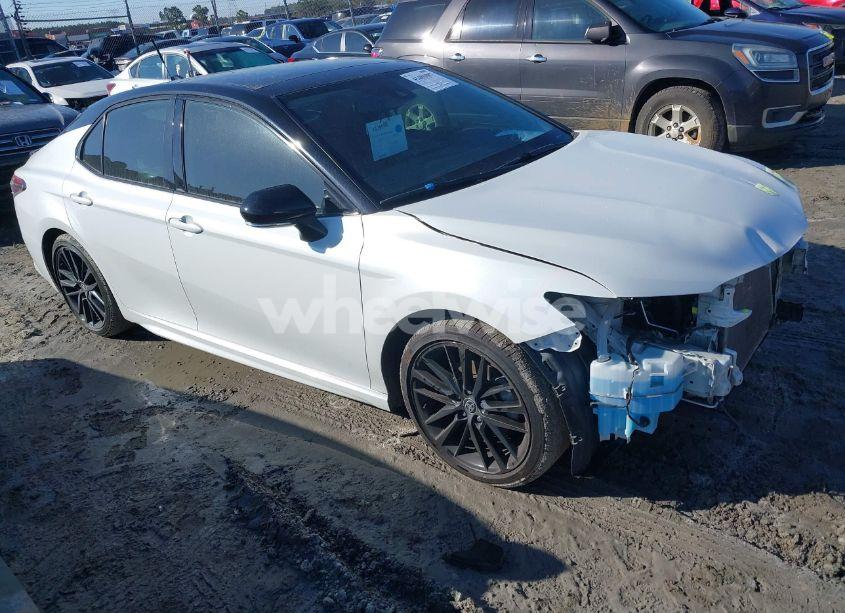 2022 Toyota Camry XSE (VIN 4T1K61AK6NU011836) main photo