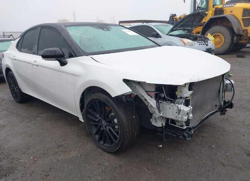 2021 Toyota Camry XSE (VIN 4T1K61AK8MU433752) main photo