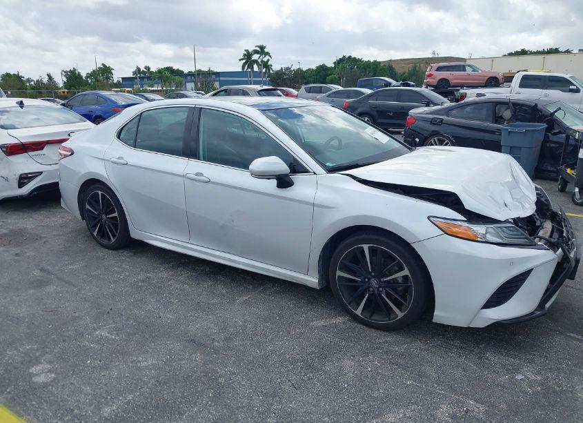 2020 Toyota Camry XSE (VIN 4T1K61AKXLU355411) main photo