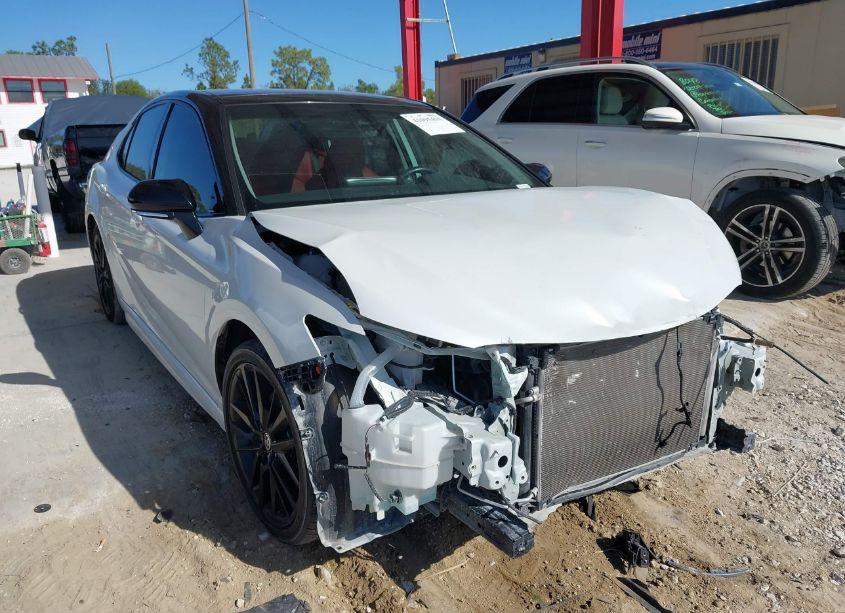 2022 Toyota Camry XSE (VIN 4T1K61AKXNU074132) main photo