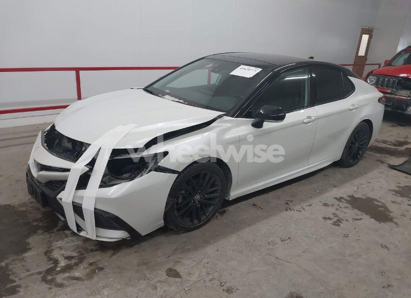 Photo 2 of 2022 Toyota Camry XSE (VIN 4T1K61BK6NU057181)