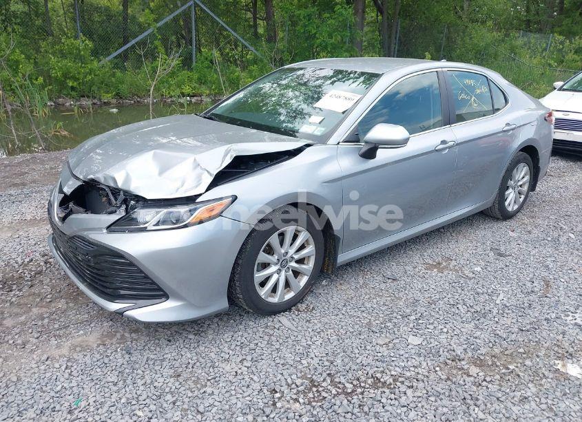 Photo 2 of 2020 Toyota Camry LE (VIN 4T1L11AK5LU913166)