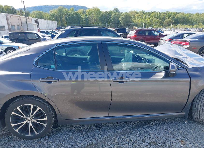 Photo 13 of 2020 Toyota Camry SE (VIN 4T1M11AK4LU996237)