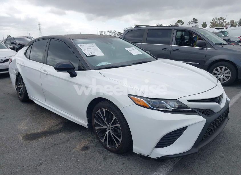 2020 Toyota Camry SE (VIN 4T1M11AK7LU396750) main photo