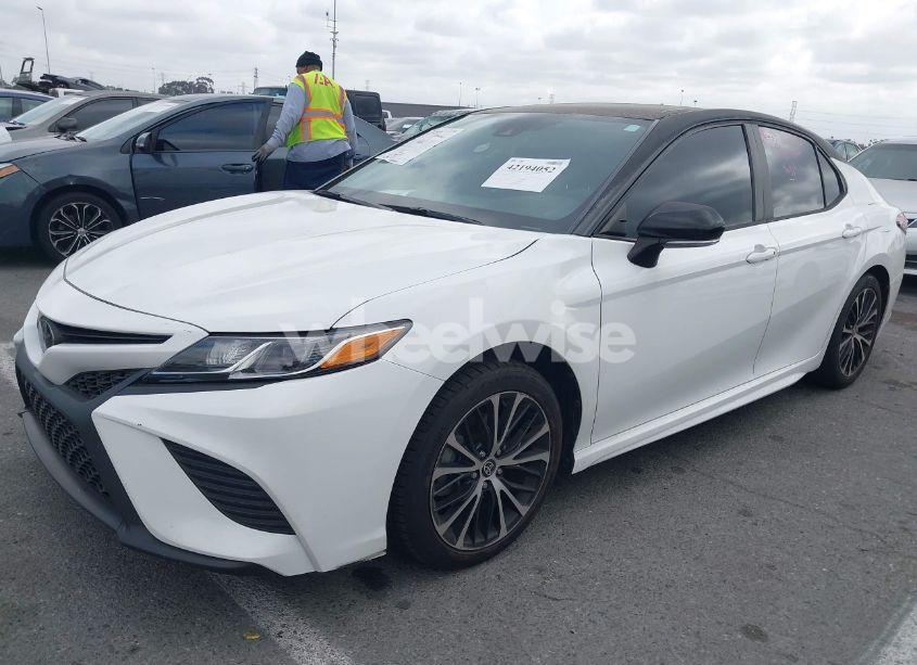 Photo 2 of 2020 Toyota Camry SE (VIN 4T1M11AK7LU396750)