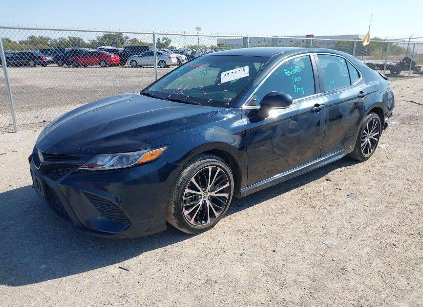 Photo 2 of 2020 Toyota Camry SE (VIN 4T1M11AK8LU388267)