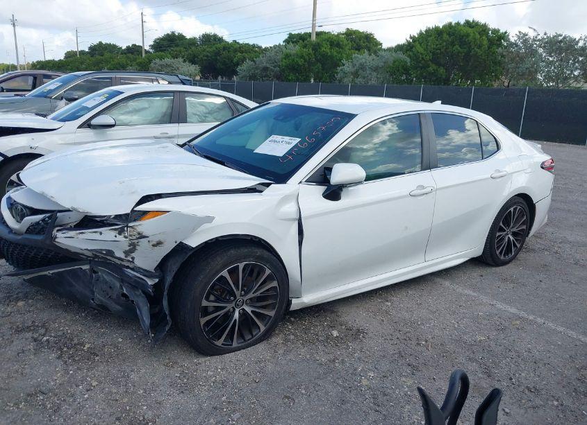 Photo 2 of 2020 Toyota Camry SE (VIN 4T1M11AK8LU909536)