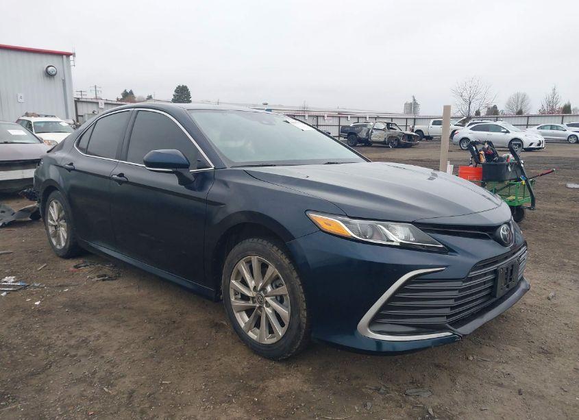 2021 Toyota Camry LE (VIN 4T1R11AK0MU440613) main photo
