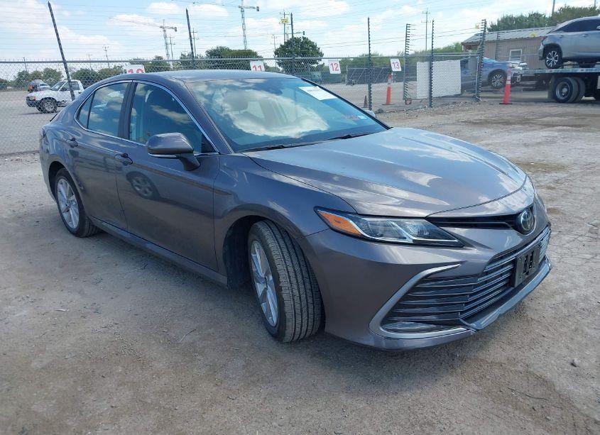 2024 Toyota Camry LE (VIN 4T1R11AK0RU221996) main photo