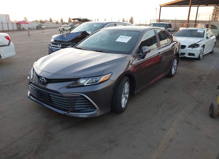 Photo 2 of 2021 Toyota Camry LE (VIN 4T1R11AK2MU496505)