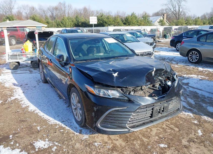 2022 Toyota Camry LE (VIN 4T1R11AK2NU634061) main photo