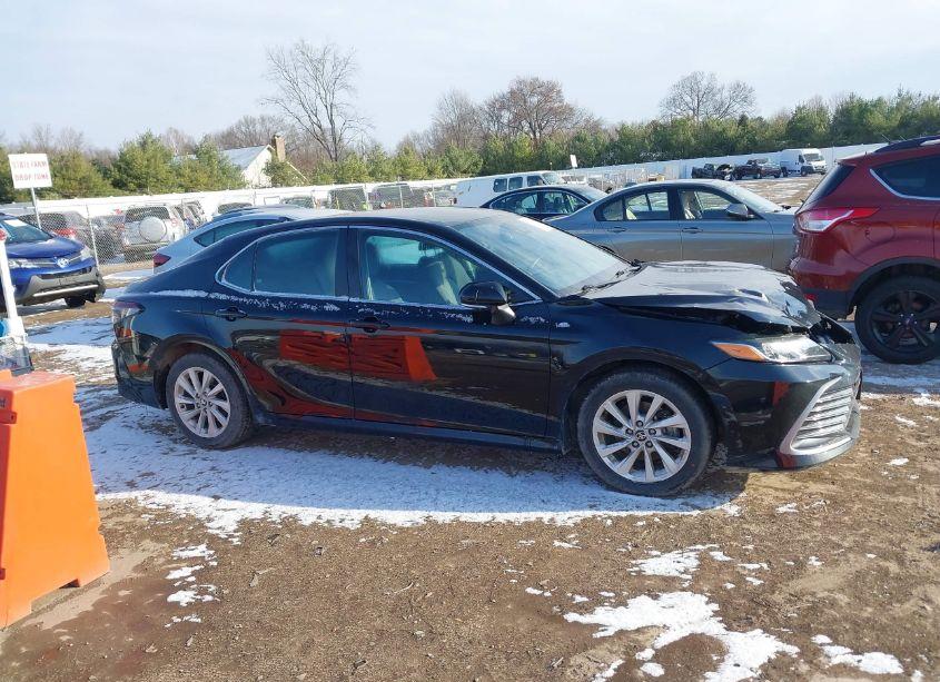 Photo 13 of 2022 Toyota Camry LE (VIN 4T1R11AK2NU634061)