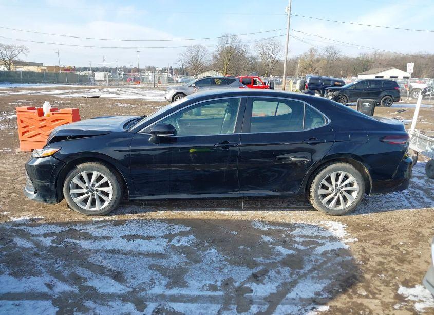 Photo 14 of 2022 Toyota Camry LE (VIN 4T1R11AK2NU634061)