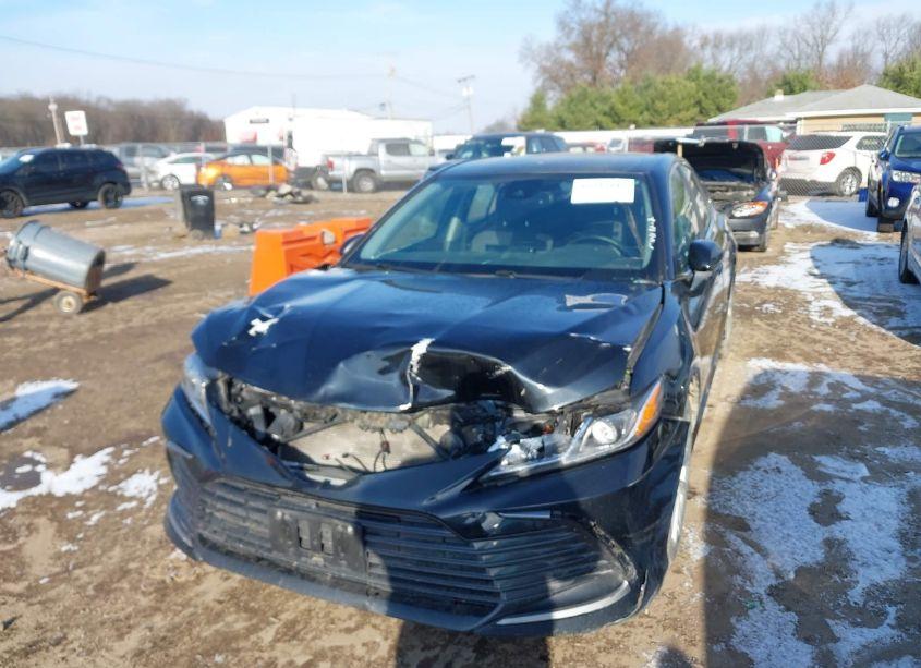 Photo 2 of 2022 Toyota Camry LE (VIN 4T1R11AK2NU634061)